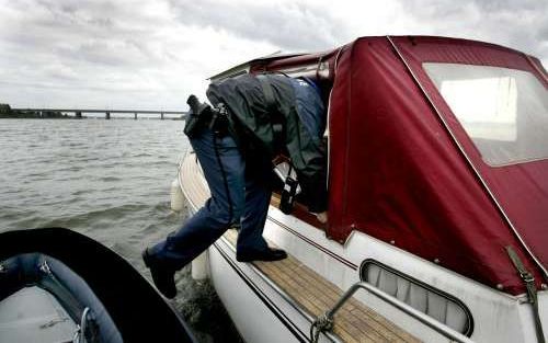 ALMERE - Watersporters in de buurt van Almere kregen zaterdag te maken met een grootscheepse controleactie. Medewerkers van Rijkswaterstaat en van drie politieregio’s controleerden met name op het gebruik van alcohol, veiligheid en registratie van de vaar