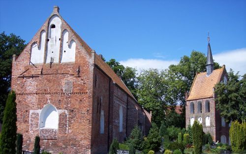 APEN â€“ De dertiende eeuwse St. Nicolaaskerk in Apen, in het Duitse Ammerland. De meeste oude kerken in deze streek hebben een vrijstaande klokkentoren. Foto RD