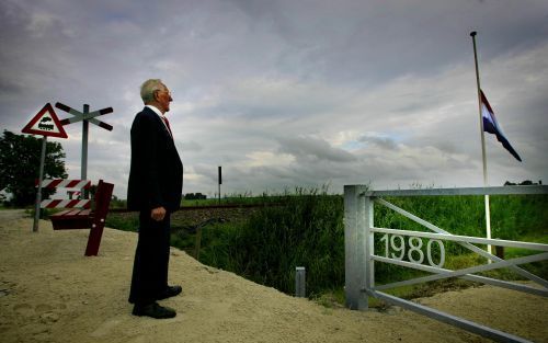 WINSUM â€“ Voormalig hoofdconducteur Klaas van der Laag overleefde de treinramp bij het Groningse Winsum in 1980. Een gisteren onthuld hek herinnert aan het ergste spoorwegongeval van de afgelopen 25 jaar. Foto ANP