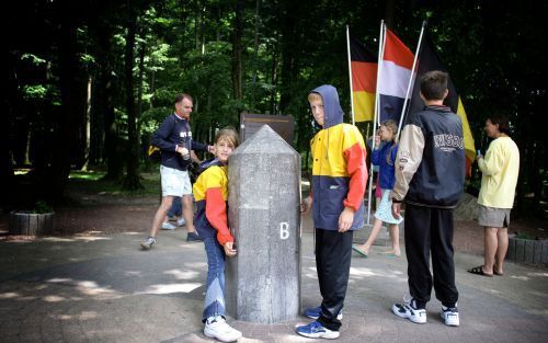 VAALS â€“ Bij het Limburgse plaatsje Vaals bevindt zich het hoogste punt van Nederland, bij het Drielandenpunt Duitsland-BelgiÃ«-Nederland. De omgeving van Vaals wordt gekenmerkt door heuvels. Foto RD, Henk Visscher