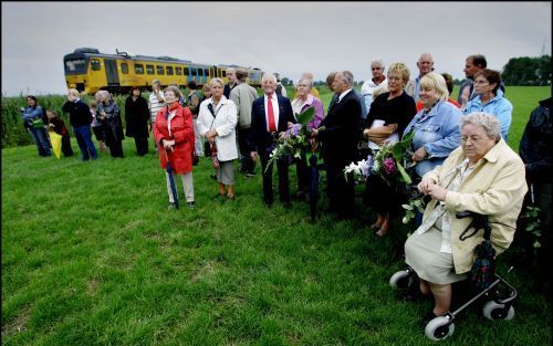 WINSUM â€“ Enkele tientallen mensen herdachten maandag in het Groningse Winsum de treinramp van 25 juli 1980. Op die dag botsten twee treinen in dichte mist op elkaar. Daarbij vielen negen doden, veertig mensen raakten gewond. Het is na de ramp bij Harmel