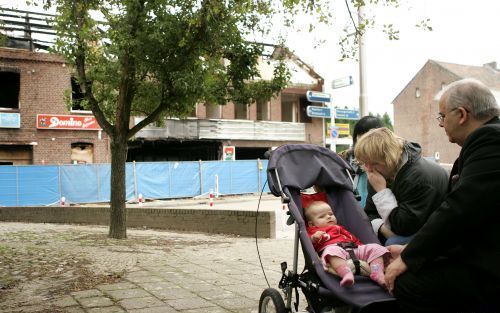 KERKRADE â€“ De weduwe Petra Makel van de Duitse vrachtwagenchauffeur die op 28 juni vorig jaar om het leven kwam in Kerkrade, heeft dinsdag de plek van het ongeval bezocht. De chauffeur wordt in Kerkrade gezien als een held omdat hij het leven van spelen