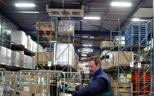 RAALTE â€“ Peter Blankhorst van Schuitema’s distributiecentrum in Raalte. „Sommige uitzendkrachten melden zich in korte broek.” Foto RD, Henk Visscher