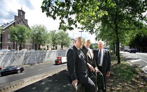 UTRECHT â€“ Dat hun kerk midden in een grote stad staat, merken de drie kerkenraadsleden van de gereformeerde gemeente van Utrecht geregeld. „Als stadskerk ben je een soort vluchtheuvel.” Foto: de ouderlingen De Olde (l.), Van Selm en Maasse (r.). Op de a