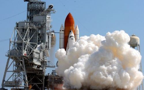 CAPE CANAVERAL â€“ De spaceshuttle Discovery vertrekt van lanceerbasis Cape Canaveral op Kennedy Space Center in Florida. De Discovery vliegt al sinds augustus 1984 en maakt nu haar 31e reis. Voor de NASA was de lancering dinsdag extra spannend omdat het 