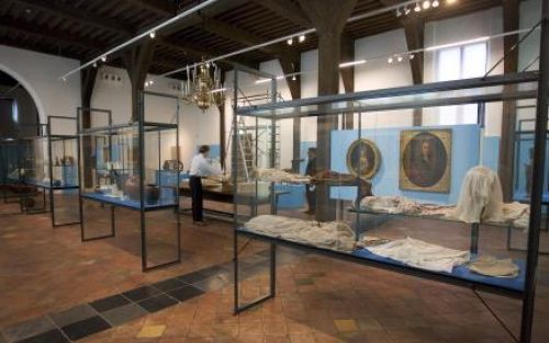 GOUDA - Een medewerker is woensdag bezig met het opbouwen van een wat ongewone tentoonstelling in het Goudse Museum. Het museum toont de komende weken ruim 3000 stukken, allemaal kunstvoorwerpen van matige kwaliteit die niet meer in de collectie passen, a