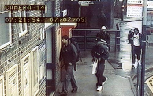 „Uit alles blijkt het ware karakter van de islam. Aanslag volgt op aanslag, islamitische bendes verkrachten en moorden.” Foto: een camera op station Luton legde de vier daders vast van de bomaanslagen van 7 juli in Londen. Foto EPA