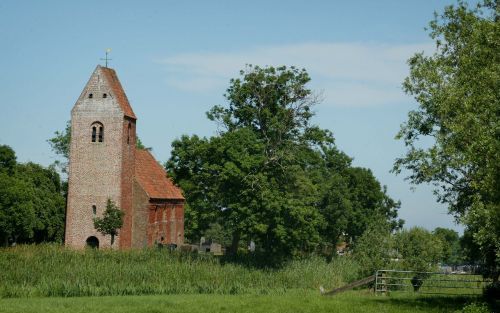 MARSUM â€“ Het kerkje in het Noord-Groningse Marsum is geheel uit rode bakstenen opgetrokken. Foto RD, Anton Dommerholt