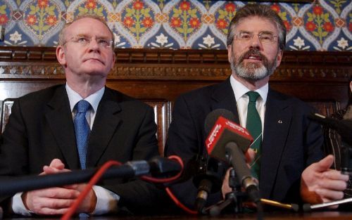 BELFAST- Voorzitter van Sinn Fein, Gerry Adams(L), geeft donderdag een persconferentie in Belfast na het publiceren van de verklaring waarin de IRA aangeeft de ontwapening weer op te pakken. Sinn Fein is de politieke tak van de IRA. Foto EPA