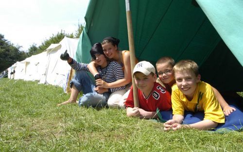 VEERE â€“ Op het vakantiekamp Buitencentrum Veere bij het Veerse Meer worden 25 kinderen in de leeftijd van 9 tot en met 12 jaar vijf dagen beziggehouden door vrijwilligers van de YMCA. Foto Willem Woznitza