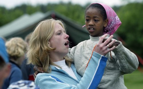 ZELHEM â€“ Stichting Gave, die kerkelijk werk onder vluchtelingen doet, geeft dit jaar voor het eerst kinderen uit moslimgezinnen een plaats in een christelijk zomerkamp bij Zelhem. Ongeveer 10 van de 37 kinderen hebben een kerkelijke achtergrond. De over