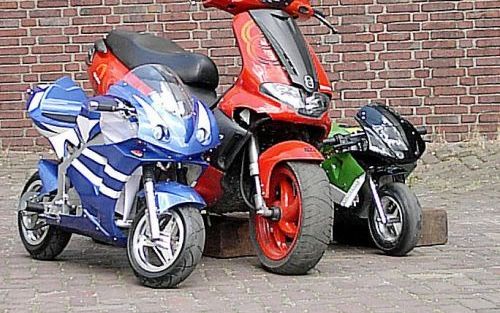 RIJSWIJK â€“ Het nieuwste speeltje voor pubers Ã©n voor hun vaders: de minibike. De politie waarschuwt regelmatig voor de risico’s die de gebruikers van dergelijke voertuigen in het verkeer kunnen lopen. Een van de nadelen is dat minibikes (op de foto rec