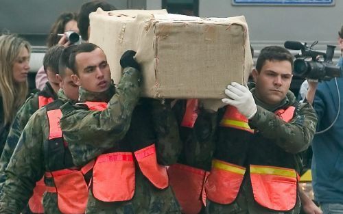 SAO PAULO â€“ Luchtmachtmilitairen van het Braziliaanse leger brachten donderdag het lichaam van Jean Charles de Menezes vanuit Sao Paolo over naar de staat Minas Gerais. De 27 jarige elektricien werd vorige week vrijdag in Londen bij vergissing voor een 