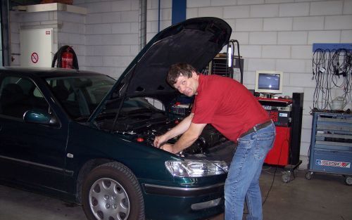 BARENDRECHT â€“ Eigenaar A. Kattestaart van E &amp; A autogastechniek in Barendrecht bepaalt met behulp van een computer, die via een kabel aan het motormanagementsysteem is gekoppeld, hoe een gasinstallatie ingeregeld moet worden. „In principe kan elke a