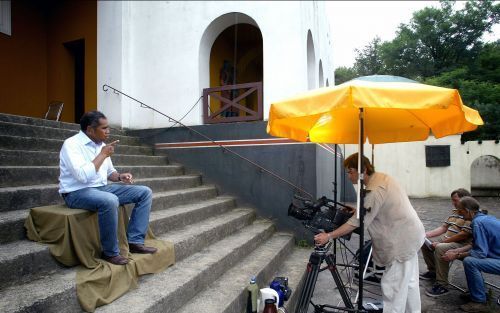 HEILIG LANDSTICHTING â€“ In het Bijbels Openluchtmuseum in Heilig Landstichting dienen de trappen van de ambtswoning van Pilatus als decor voor een nieuwe gebarentaalfilm. „De kerkverlating onder doven is groot. De Bijbel was tot zo’n vijftien jaar gelede