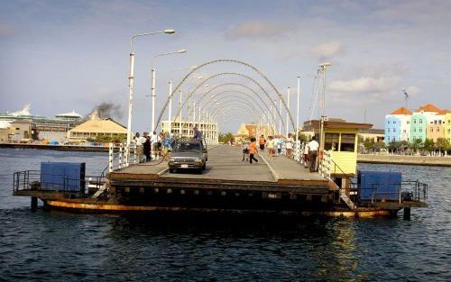 WILLEMSTAD â€“ De Koningin Emmabrug in de CuraÃ§aose hoofdstad Willemstad wordt de komende acht maanden grondig gerestaureerd. De belangrijke toeristische trekpleister is maandag van zijn vaste stek in de St. Annabaai verwijderd. Foto RD, Henk Visscher