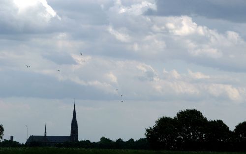 BUDEL â€“ De toren van de rooms katholieke kerk van Budel rijst op uit de velden. Onwillekeurig doet het denken aan het beeld dat de toerist krijgt als hij in de verte de Franse stad Chartres ziet. Foto RD, Henk Visscher