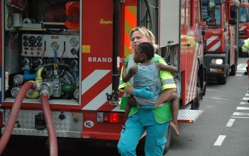 ROTTERDAM â€“ Bij een brand in een flatgebouw aan de Dordtselaan in Rotterdam zijn dinsdag tien mensen gewond geraakt. De meeste slachtoffers kampten met ademhalingsmoeilijkheden vanwege de zware rookontwikkeling. Foto ANP.