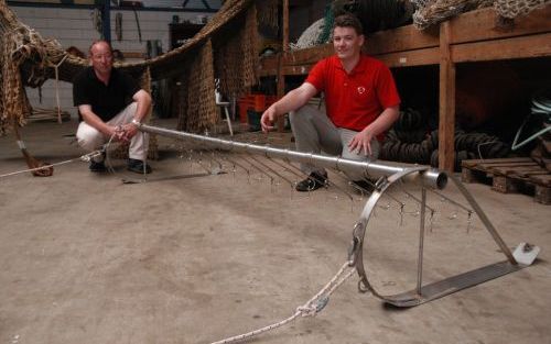 URK â€“ Henk Smit (l.) en Gerrit Hakvoort bij het ”Urker Tuig”, een vinding om lichamen van verdronken slachtoffers op te sporen. Foto Hans Veenhuis