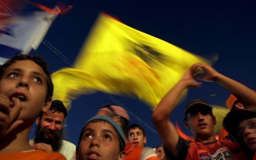 SDEROT â€“ Kolonisten en gelijkgestemden protesteerden dinsdag tegen de ontruiming van de joodse nederzettingen in de Gazastrook. Het aantal demonstranten was echter aanmerkelijk kleiner dan bij de mars van twee weken geleden. Foto EPA.