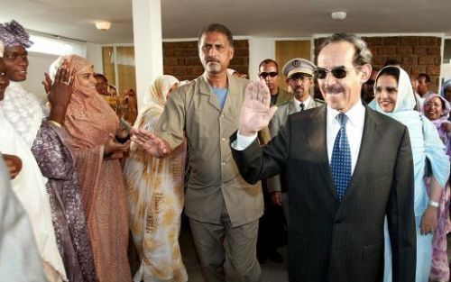 NOUAKCHOTT - De president van MauritaniÃ«, Maaoya Ould Sid'Ahmed Taya, hier tijdens de verkiezingen van 7 november 2003. Tijdens zijn afwezigheid werd woensdag een staatsgreep gepleegd. Foto EPA.