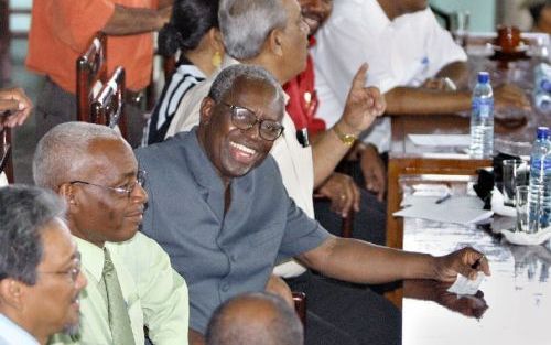 PARAMARIBO - Ronald Venetiaan toont woensdag in Paramaribo een stralende lach nadat hij tijdens de laatste ronde van de presidentsverkiezingen herkozen is voor een derde ambtstermijn. Foto ANP