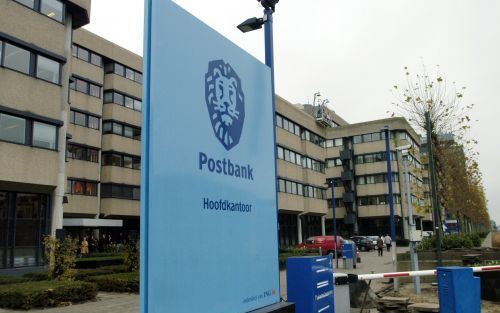 VLAARDINGEN â€“ Een Postbank filiaal in Vlaardingen. De bank is op het gebied van hypotheken in een hevige concurrentiestrijd verwikkeld met marktleider Rabobank. Waar Rabobank woensdag de hypotheektarieven verhoogde, liet de Postbank vandaag de rente dal