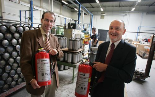 BREDA â€“ Marcel Michielsen (l.) en Vik Kimpe van Saval: „Brandbeveiliging voert verder dan alleen maar een blusser op de markt dumpen.” Foto RD, Anton Dommerholt