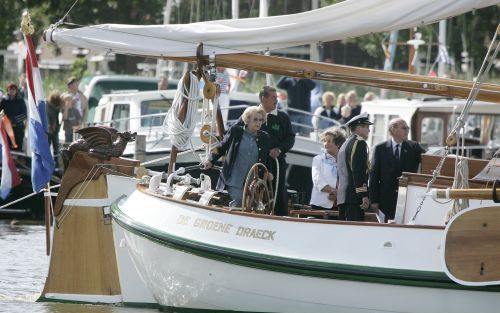 GROU â€“ Koningin Beatrix stond donderdag in het Friese Grou aan het roer van de Groene Draeck. Tijdens haar jubileumbezoek in Friesland nam ze op het Pikmeer het zogeheten admiraalzeilen af. De Groene Draeck was in 1956 het nationale geschenk voor prinse