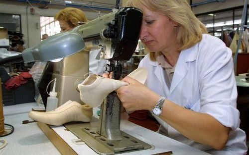 BIADENE DI MONTEBELLUNA â€“ De Italiaanse shoenenfabrikant Mario Moretti Polegato zegt de oplossing voor zweetvoeten in huis te hebben. Zijn producten vinden gretig aftrek. Op de foto een blik op de productie van Geox schoenen. Foto RD