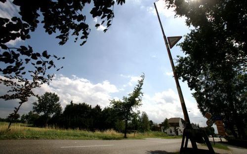 BUDEL â€“ Een omhoogstaande slagboom markeert de grens tussen Budel en BelgiÃ«. „Iedereen tankt in BelgiÃ«. Misschien de burgemeester ook wel.” Foto RD, Henk Visscher