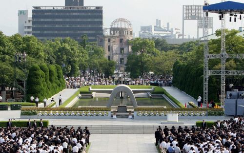 Ongeveer 55.000 mensen hebben zaterdagmorgen bij het vredesmonument in het Japanse Hiroshima herdacht dat zestig jaar geleden een Amerikaanse atoombom de stad verwoestte. Foto EPA