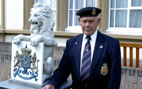 ARNHEM - De 91-jarige Willem Brandt is de langstzittende bewoner van het Koninklijk Tehuis voor Oud-Militairen, Bronbeek, in Arnhem.Â¶ - Foto RD