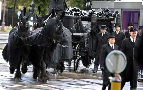 AMSTERDAM - Bij het Concertgebouw in Amsterdam arriveerde zaterdagochtend de rouwstoet voor de herdenkingsdienst voor Wim Duisenberg. De stoet bestond uit een zwarte koets met lijkkist, getrokken door vier paarden, een koets met bloemstukken, drie volgkoe