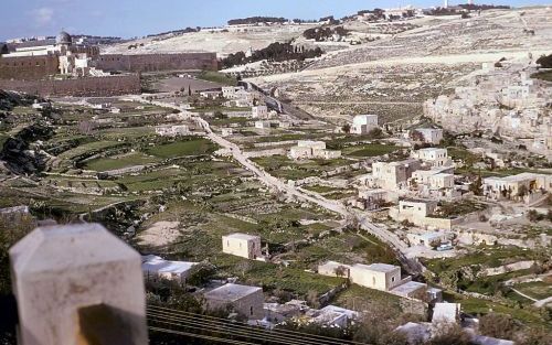 JERUZALEM â€“ Gezicht op de Davidsstad, waar mogelijk de fundamenten van het paleis van koning David gevonden zijn. Het stadsdeel ligt ten zuiden van de Tempelberg. Rechts de Olijfberg. Foto Bibleplaces.com