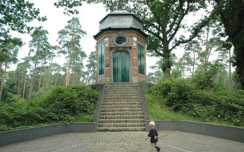 PUTTE â€“ Een merkwaardig gevolg van de grenstrekking tussen Nederland en BelgiÃ«. De GloriÃ«tte, de theekoepel van kasteel het Ravenhof, staat in Nederland. Het slot zelf ligt op Belgisch grondgebied. Foto RD