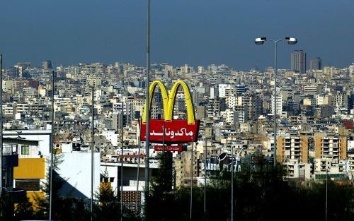 „De grote massa in veel moslimlanden heeft niet zo veel last van haatgevoelens. Integendeel, hij is gefascineerd door die westerse cultuur.” Foto: een vestiging van het Amerikaanse McDonald’s in de Libanese hoofdstad Beiroet.