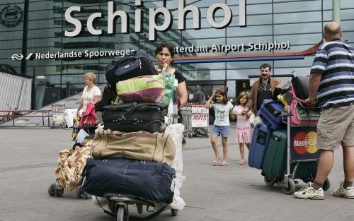 SCHIPHOL - Vakantiegangers hebben luchthaven Schiphol in juli een record bezorgd. Ruim 4,5 miljoen passagiers reisden vorige maand via Schiphol. Juli 2005 is daarmee de drukste maand ooit voor de luchthaven, maakte de Schiphol Group woensdag bekend. Foto 