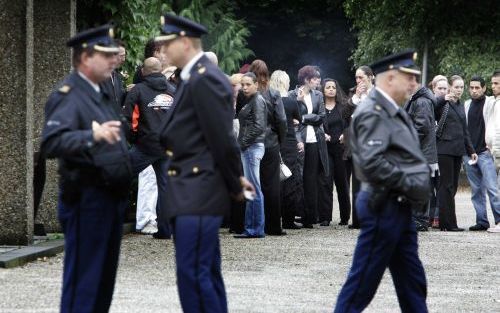 GRONINGEN - Bezoekers staan woensdag in de rij bij de aula van begraafplaats Selwerderhof in Groningen waar de eerste uitvaartplechtigheid voor de 4-jarige Damaris en de 2-jarige Daniel wordt gehouden. Foto ANP