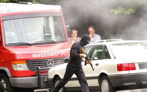 STEIN â€“ De politie en medewerkers van het tv programma Opsporing Verzocht hebben donderdag een reconstructie gemaakt van een gewapende overval op een geldtransport in Stein op 6 juli. Die dag reden drie gemaskerde mannen een geldtransportwagen klem, ope