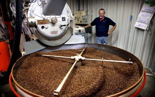 ZWOLLE â€“ In de fabriekshal van Algra Mocca d’Or staat een belangrijke schakel in het proces van koffieproductie: de brander. In de ketel wordt per keer 120 kilo bonen gebrand. In een tijdsbestek van twaalf tot dertien minuten moet het gebeuren. „Twee se