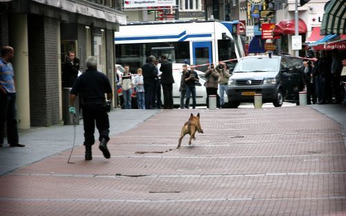 AMSTERDAM â€“ Een verwarde man heeft donderdagochtend in een vestiging van McDonald’s aan de Nieuwendijk in Amsterdam gedreigd een bom te laten ontploffen. De politie zette direct na de melding de omgeving aan het begin van de Nieuwendijk af. Foto RD, Sja