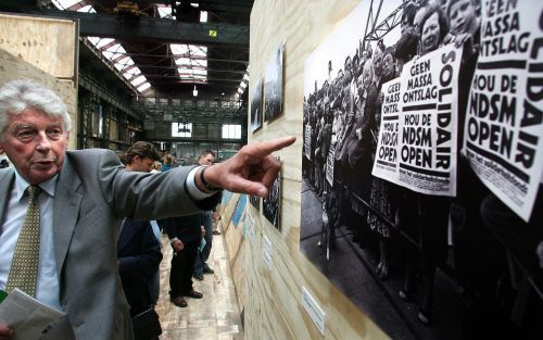 AMSTERDAM - Oud-premier Kok bezocht donderdag een tentoonstelling op de voormalige werf van NDSM in Amsterdam. De expositie bestaat uit historische en hedendaagse foto’s, films en geluidsregistraties over de scheepsbouw. Kok was als voorzitter van het Ned