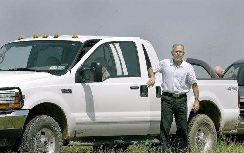 CRAWFORD - De Amerikaanse president George W. Bush arriveerde donderdag op zijn ranch in Crawford voor een persconferentie. Op zijn boerderij in de staat Texas overlegde de president met zijn adviseurs onder andere over de buitenlandse politiek van de Ver