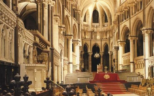 LONDEN â€“ Als Britse kerkbesturen en bisdommen akkoord gaan met nieuwe regeringsplannen, vallen kerkelijke gebouwen straks voor een deel onder het beheer van de plaatselijke overheid. De kathedraal van Canterbury (foto) heeft al met de plannen ingestemd.