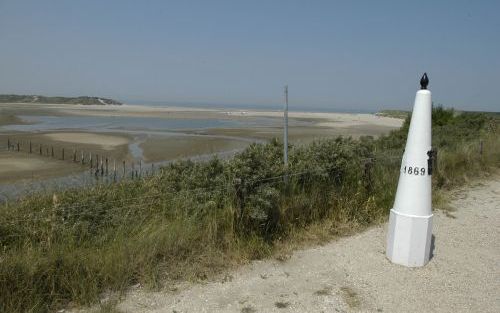 RETRANCHEMENT â€“ De laatste grenspaal van Nederland, nummer 369, staat langs de rand van het Zwin, dicht bij het stadje Retranchement. De paal stond eerst midden in het water, maar hij zakte te vaak om en spoelde weg. In 1996 werd hij langs de kant gezet