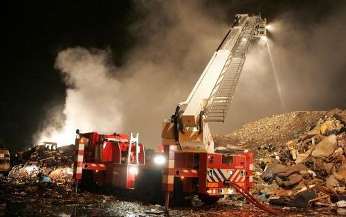 BRUNSSUM - Bij recyclingbedrijf Sorteer Zuidoost in Brunssum woedt sinds zondagmorgen een grote brand die zich steeds verder uitbreidt. Tachtig brandweerlieden stellen met acht tankautospuiten alles in het werk om het vuur onder controle te houden, aldus 