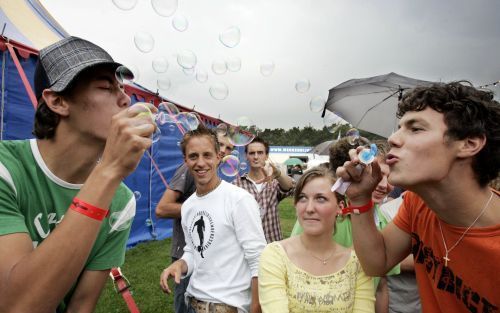 LIEMPDE â€“ Bellenblazende jongeren op het terrein waar de 28e editie van het Flevofestival werd gehouden. Foto ANP