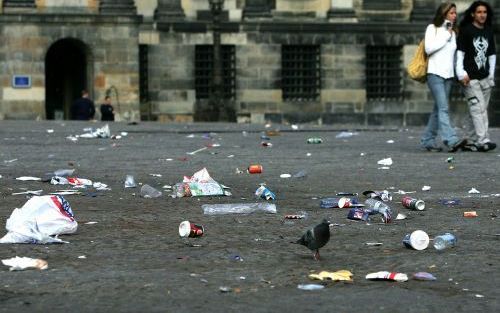 AMSTERDAM - De binnenstad van Amsterdam en sommige stadsdelen liggen maandagochtend vol met vuilniszakken en afval. Drukke pleinen zoals de Dam en de Nieuwmarkt in het centrum liggen bezaaid met zwerfvuil. Vele prullenbakken puilen uit. Foto ANP