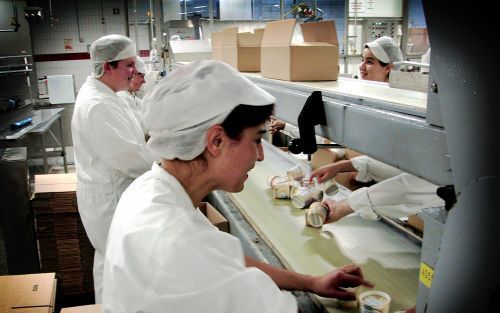 HELLENDOORN â€“ Uit voormalig Oost-Europa afkomstige vrouwen verpakken ijs in de Ola-fabriek in Hellendoorn. In Nederland werden vorig jaar 25.000 werkvergunningen verstrekt aan Oost Europeanen. Volgens de Raad voor Werk en Inkomen (RWI) werkten er vorig 